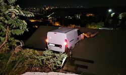 Kontrolden çıkan araç evin çatısına uçtu: Sürücü yaralandı