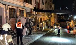 Pazarcının panelvanı tezgahlara çarparak apartman boşluğuna düştü