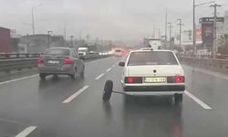 Aks demiri kırılan otomobilin tekerleği yerinden çıktı