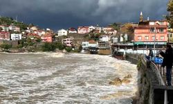 Amasra bir günde 4 mevsimi yaşadı; Sabah yağmur ve fırtına öğlen ise güneş ve sıcak