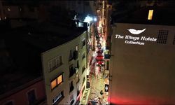 Beyoğlu’nda 6 katlı binanın çatısında korkutan yangın