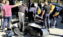 Otomobile çarpan motosikletin sürücüsü yaralandı: Kaza anı kamerada