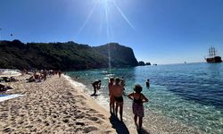 Alanya'da güneş yüzünü gösterdi, turistler denize koştu