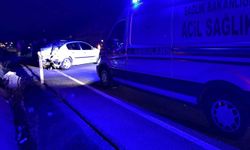 Otomobil önce bariyerlere, sonra otobüse çarptı: 2 yaralı