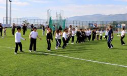Öğrenciler ve aileler spor yapıp, geleneksel oyunlar oynadı