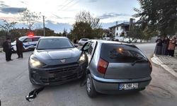 Bolu’da sokak ortasında korkutan kaza! 4 kişi yaralandı