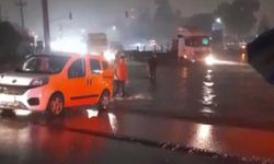Hatay’da sağanak hayatı zorlaştırdı! Cadde ve yollar göle döndü