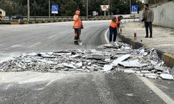 tırdan yola mermer döküldü! Sürücüye ceza kesildi