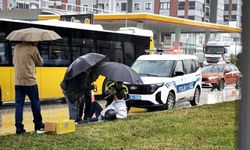 Kastamonu'da yürek ısıtan görüntü! Polis yaralıya şemsiye tuttu