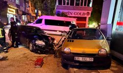 Adıyaman'da otomobiller iş yerine daldı! 2 kişi yaralandı