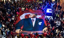 Kuşadası'nda 250 metrelik dev Türk bayrağı açıldı