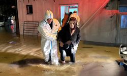Kapıdan çıkamayan 2 yaşlı kadını itfaiye pencereden kurtardı