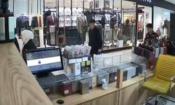 Önce kokladı, hoşuna gidince parfümü cebine koyup uzaklaştı