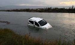 Balık tutmaya gittiler! Otomobilleri sular altında kaldı