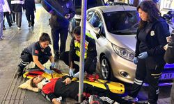 İki otomobilin arasında kaldı! Motosikletli yaralandı