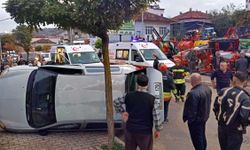 Samsun'da iki otomobil çarpıştı! Araç yan yattı, 4 yaralı