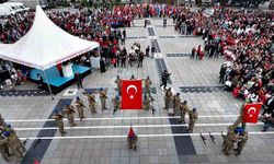 Düzce'de komandolardan nefes kesen gösteri! Meydanda büyük coşku