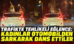 Trafikte tehlikeli eğlence: Kadınlar otomobilden sarkarak dans ettiler