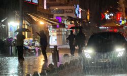Gece yarısı sağanak alarmı! Vatandaşlar sığınacak yer aradı