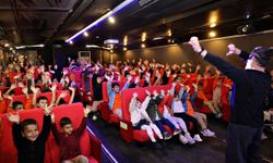 Gezen Sinema Tırı köy çocuklarını sevindirdi