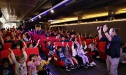 Köy çocuklarına sinema sürprizi! Mutlulukları yüzlerine yansıdı