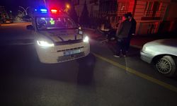 Motosiklete çarpıp kaçtı! Polis sürücünün peşinde