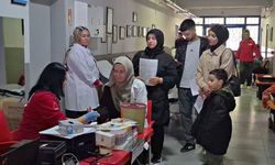 Okul koridorunda şaşırtan görüntü! Veliler sıraya girdi