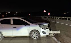 Otomobil bariyerlere çarptı: 1 kişi yaralandı