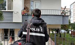 Tüfekle oynarken ateş aldı, apartman sakinleri panik yaşadı