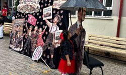 Yağmur yağınca şemsiyesini Atatürk'e tuttu! Yürekleri ısıttı