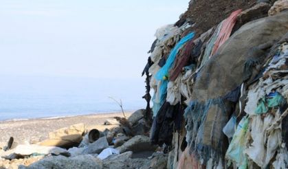 Kozlu sahilindeki çöp yığınları havadan görüntülendi