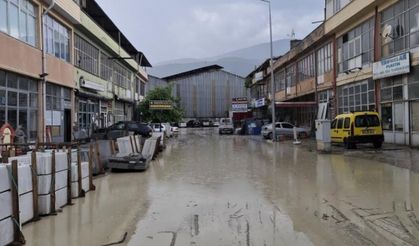 Yağmur sonrası su basan dükkân ve evler çamur içerisinde kaldı