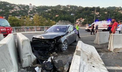 Kontrolden çıkan araç bariyerlere vurarak durabildi: 3 yaralı