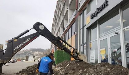 Enerjisa elektriği kesti, belediye firmanın önün kazdı