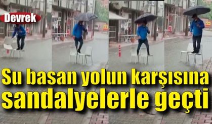 Su basan yolun karşısına sandalyelerle geçti