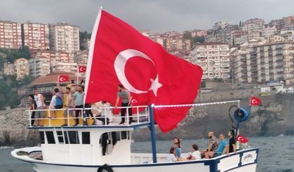  Türk bayrakları ile donatılan teknelerden “Saygı Gezisi”