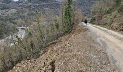 Bartın'da köy yolunda korkutan heyelan