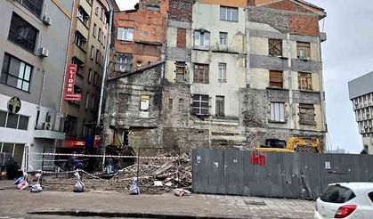 Zonguldak'ta depreme dayanıksız bina iş makinesi ile yıkıldı