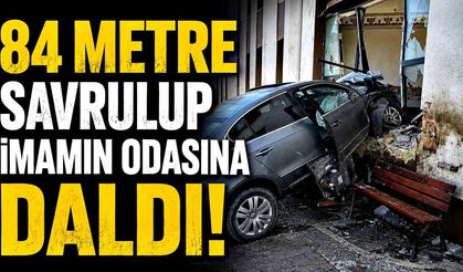 84 metre savrulan otomobil caminin imam odasına daldı
