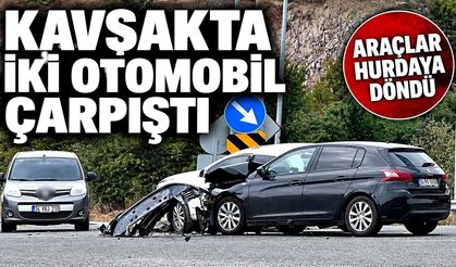 Kavşakta iki otomobil çarpıştı: Araçlar hurdaya döndü
