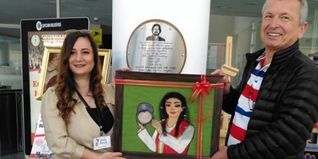 Kantarcı'ya ‘Bakraçlı kadın’ keçe sanatı tablosu hediye edildi