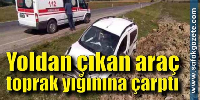 Hafif ticari araç, yol kenarındaki toprak yığınına çarptı