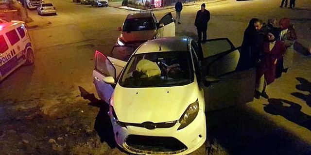 2 otomobil çarpıştı, araçlarda maddi hasar oluştu