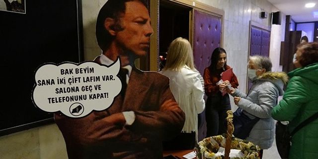 Tiyatroya gelenleri Yeşilçam'ın yıldızları karşıladı