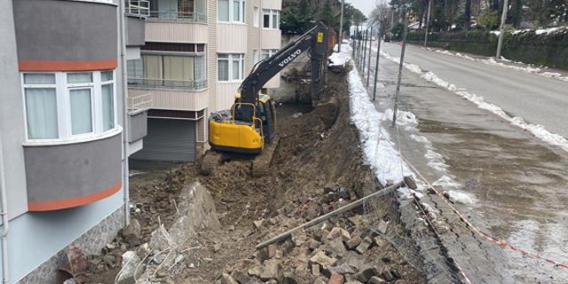 İstinat duvarı çöktü