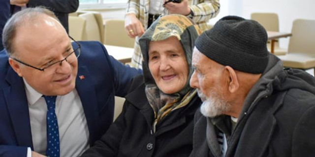 Vali Tutulmaz, depremzedeleri ziyaret etti