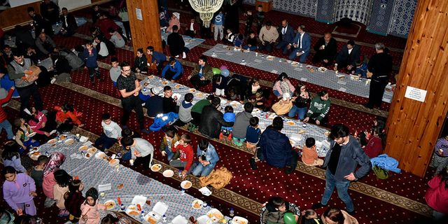 İlk orucum ilk iftarım dediler camiye sığmadılar