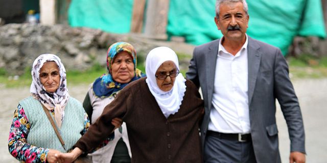 110 yaşındaki Safiye Nine sandık başına gitti