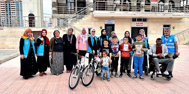 Depremzede çocukların yüzleri güldü