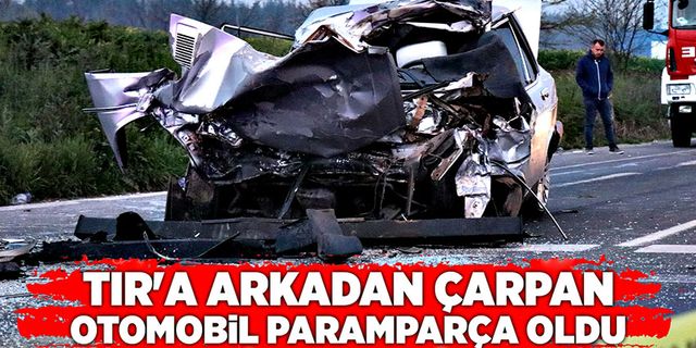 TIR'a arkadan çarpan otomobil paramparça oldu